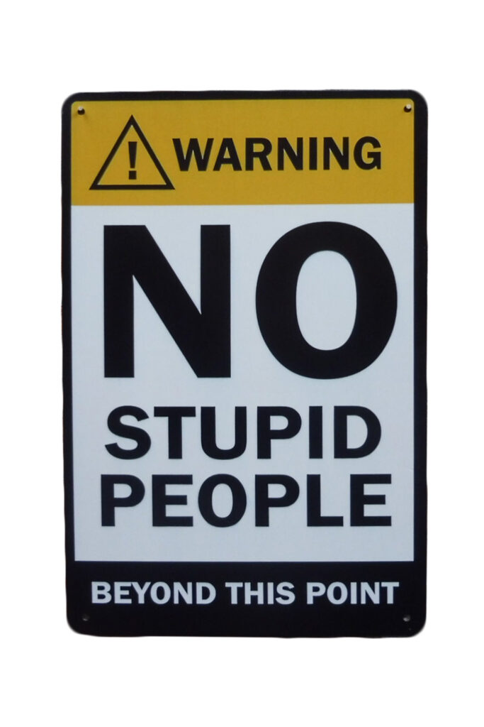 Metalen bord No stupid people