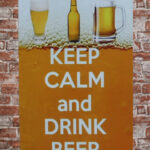 Metalen bord keep calm drink beer — foto 2