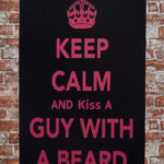 Metalen bord keep calm Kiss a guy — foto 2