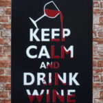 Metalen bord keep calm drink wine — foto 2
