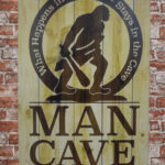 Metalen bord What happens in the cave — foto 2