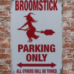 Metalen bord Broomstick parking — foto 2