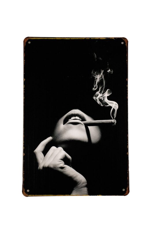 Metalen bord smoke vrouw