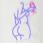 Neon bord vrouw met cocktailglas