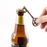 Cadeauzakje bieropener met sleutelhanger — foto 3